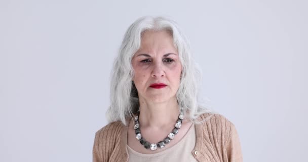 Triste Anciana Mujer Pelo Gris Aburre Retrato Fondo Blanco Película — Vídeos de Stock