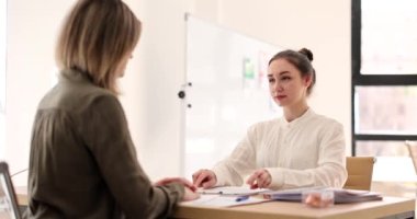 Kızgın patron kadın, işyerindeki beceriksiz stajyer çalışanı azarlıyor. Memnun olmayan lider kötü bir ofis çalışanına kötü bir iş için bakıyor.