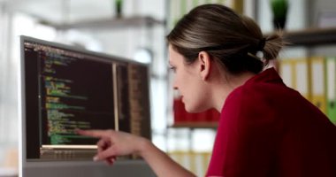 Programlama ve kodlama teknolojilerinin geliştirilmesi kadın programcı bilgisayarda. Yazılım geliştirme şirketinin ofisinde çalışan web sitesi tasarım programcısı