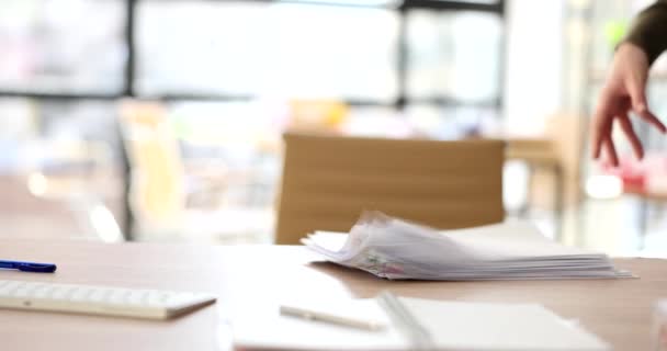 積極的な男は仕事にストレスを感じ テーブルの上に書類を投げつける 怒りで書類を投げるクレイジー衝動的な狂気のマネージャー — ストック動画