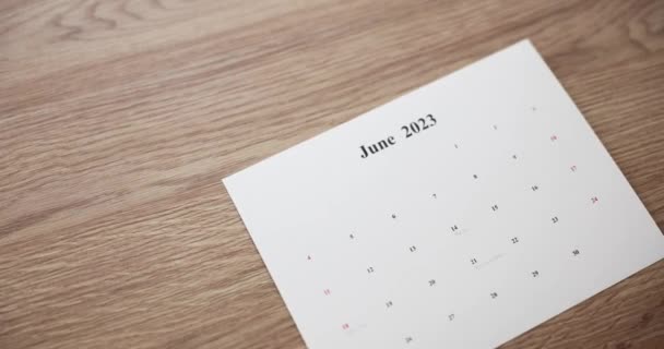 Kobieta Ręka Kładę Lista Kalendarz Miesiąc 2023 Rok Stół Planowanie — Wideo stockowe
