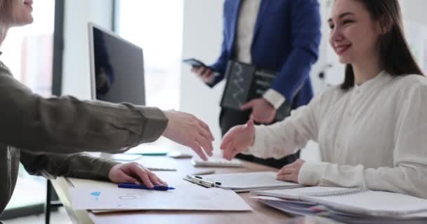 オフィスのビジネスマンや握手 契約の締結及び事業の成功 — ストック動画