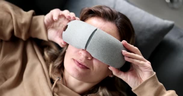 Müde Frau Setzt Massagebrille Auf Augen Die Auf Couch Liegen — Stockvideo