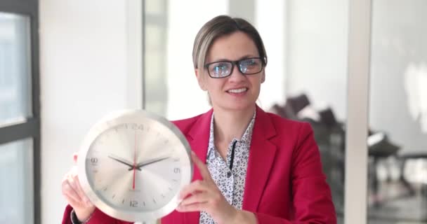 Красивая Улыбающаяся Женщина Офисе Держит Стильные Настенные Часы Сверхурочные Деловая — стоковое видео