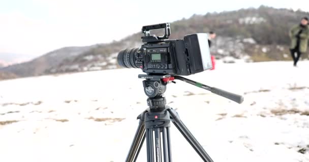 Tiflis Gürcistan Mart 2023 Tripod Üzerindeki Video Kamera Dağ Kış — Stok video