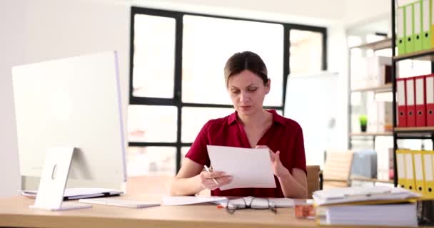 女经理或女经理坐在办公室的办公桌前做笔记 专注于在电脑上工作和在笔记本上写作的漂亮女秘书 — 图库视频影像