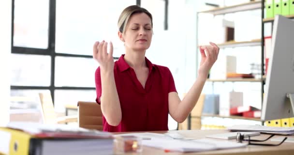女性マネージャーは コンピュータのオフィスデスクで瞑想を練習します 分休憩とリラクゼーションのためのオンラインヨガクラス — ストック動画
