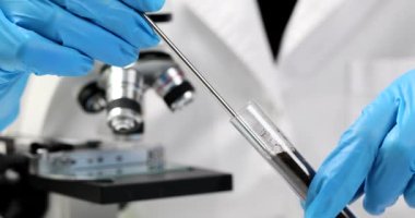 Toprak test tüpü ile bilim adamı tarım biyoloğu kimyasal çalışma yürütüyor. Toprak ve tarımsal kimyasal analizler laboratuvarı