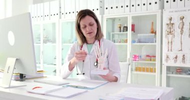 İnsan eli ya da bilek kemiği iskelet modeli doktor kemik sorununu açıklıyor. El semptomlarındaki kırıklar tedaviye neden olur.