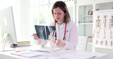 Doktor Anatomi 'nin ellerinin röntgeni. Kemik problemleri ve eklem iltihabı