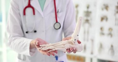 Ortopedik doktor ayak bileği ve alt ekstremitelerde artrosite bakıyor. Ayak bileği dejenerasyonunun ve osteoporozun nedenlerini analiz et.