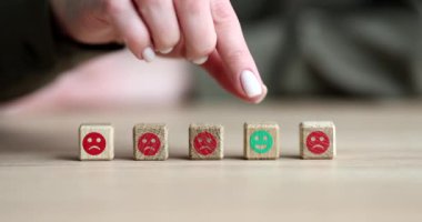 Yeşil gülüşü ve müşteri ifadelerini işaret eden kişi. Hizmet derecelendirme tatmini ve müşteri deneyimi