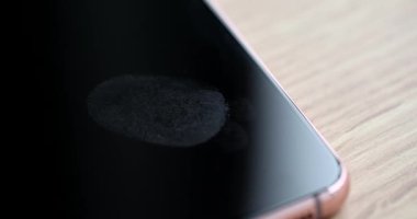 Dedektif ve uzman cep telefonundaki parmak izlerini yakından tarıyor. Telefon ve kişisel bilgi hırsızlığı