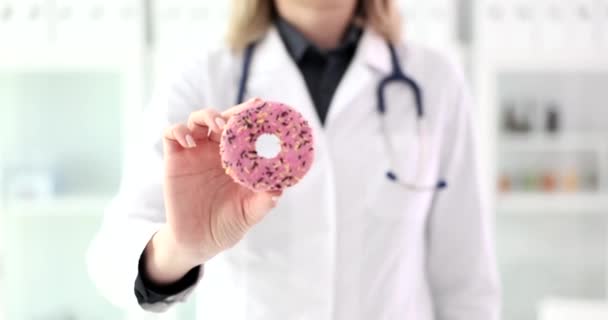 Διατροφολόγος Κρατά Ροζ Ντόνατ Στα Χέρια Closeup Κίνδυνοι Γλυκών Για — Αρχείο Βίντεο