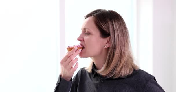 Lycklig Kvinna Äter Utsökt Söt Munk Skäl Till Att Avstå — Stockvideo
