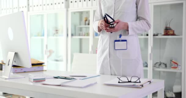 Kardiolog Lekarz Trzymający Stetoskop Klinice Medycyna Leczenie Opieka Zdrowotna Ubezpieczenie — Wideo stockowe