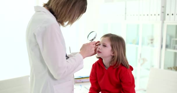 眼科医は小さな子供の目をチェックしたり 特別な機器を使用して術後の検査を行います 小児における眼の問題の治療 — ストック動画