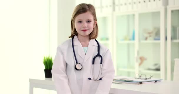 Kleine Ärztin Hält Herz Den Händen Der Klinik Für Kardiologie — Stockvideo