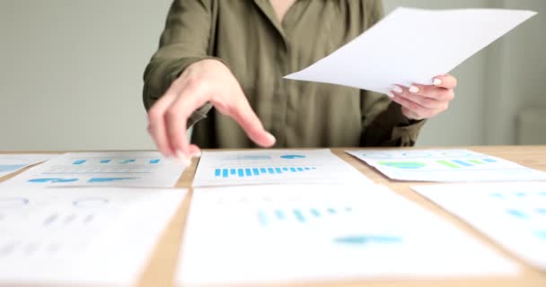 Marketingový Analytik Studuje Finanční Dokumenty Grafy Grafy Papírování Účetnictví — Stock video