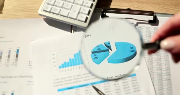 Förstoringsglas Med Fokus Diagram Och Finansiell Rapport Diagram Analys Kommersiella — Stockvideo