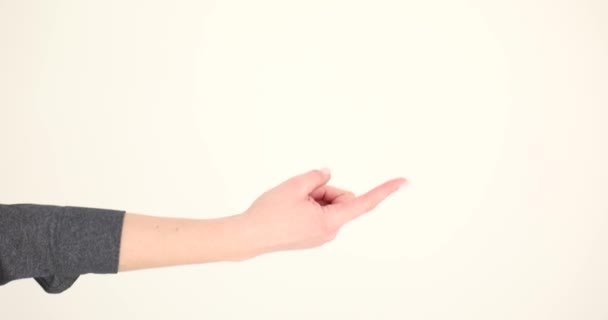 Dłoń Kobiety Wzywa Palcem Wskazującym Białym Tle Kobieta Gestykuluje Jednym — Wideo stockowe