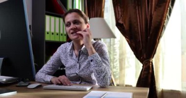 Ofiste bilgisayar ekranından okurken tırnak yiyen endişeli güzel kadın. Hüsrana uğramış profesyonel kadın parmağını ısırarak iş kemiriyor.