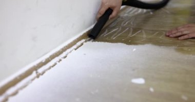 Yerdeki elektrik süpürgesinin tamiri. Tadilattan sonra daire temizliği ve temizlik hizmetleri
