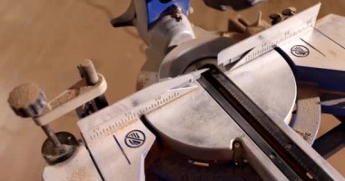 Elektrikli dairesel testere, içerideki fayansları kesmek için ayakta duruyor. İnşaat onarımı ve ekipman konsepti