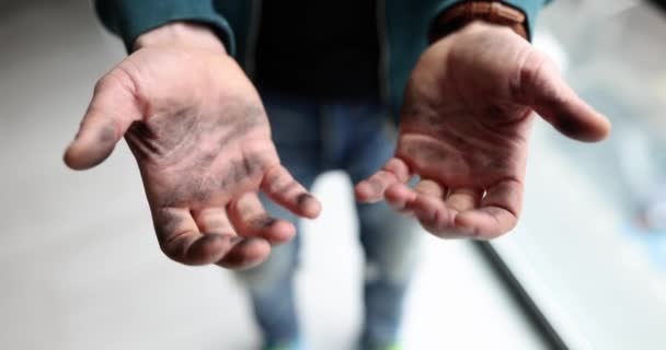 Mężczyzna Pokazuje Czarne Brudne Ręce Pokryte Sadzą Zbliżenie Męskiej Dłoni — Wideo stockowe