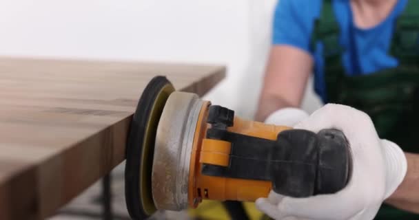 Stolarz Używa Szlifierki Orbitalnej Polerowania Drewna Warsztacie Producent Diy Koncepcja — Wideo stockowe