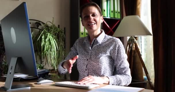 Lykkelig Vakker Kvinne Rekker Hånden Håndtrykk Hilsen Kvinnelig Agent Møte – stockvideo