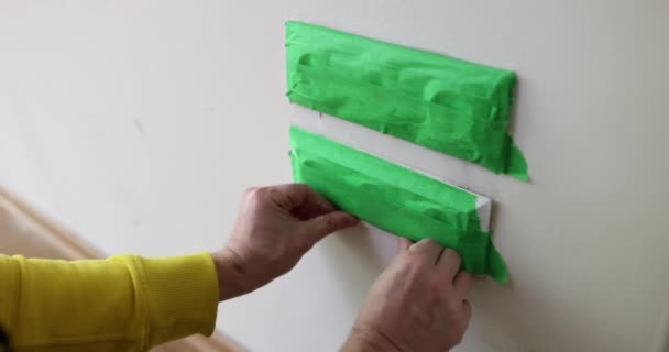 Duvarları Onarmadan Önce Yeşil Bantlı Usta Mühürler Prizlerin Tozdan Korunması — Stok video