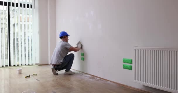 Sádra Před Malováním Vyhlazuje Stěnu Brusným Papírem Yourself Zeď Zarovnání — Stock video