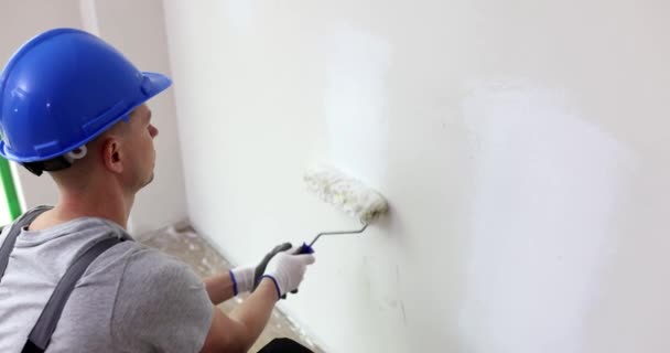 Професійний Живописець Розмальовує Стіну Білою Малювання Стін Валиком Концепція Ремонту — стокове відео