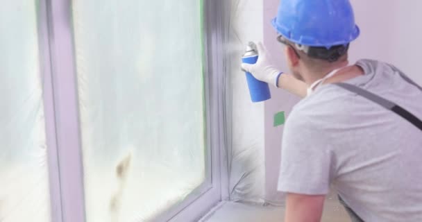 Målare Dekoratör Målar Fönsterlutning Med Vit Färg Spray Inomhus Sprayfärger — Stockvideo