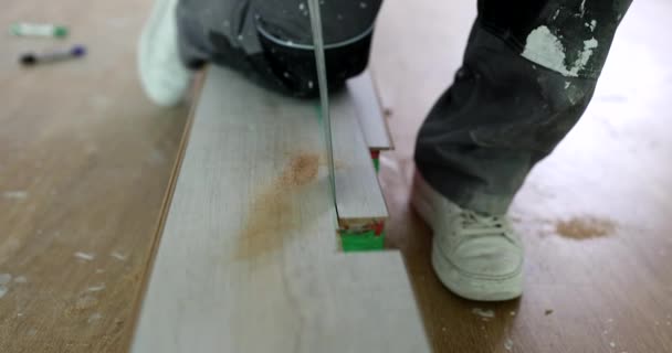 Çalışan Usta Testeresi Kullanarak Bir Parça Lamine Kesiyor Kaplama Döşemesini — Stok video