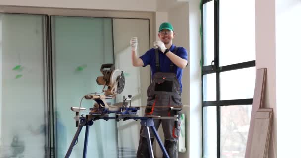 Omul Maistru Taie Laminat Mașină Închidere Echipamente Reparații Mașini Prelucrare — Videoclip de stoc
