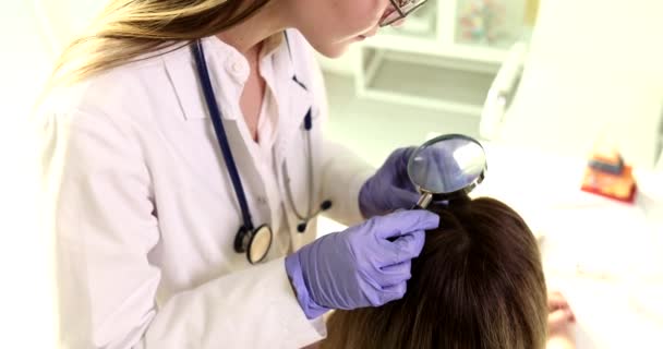 Consultation Dermatologue Trichologue Examine Les Cheveux Femme Travers Loupe Problème — Video