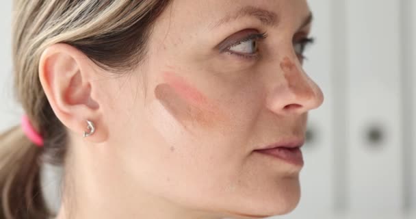 Mulher Bonita Usando Ocultadores Fundação Para Contorno Facial Paleta Contorno — Vídeo de Stock