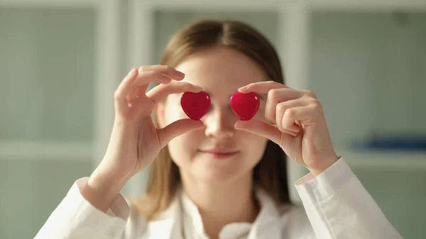 Médico Cardiólogo Sosteniendo Dos Corazones Rojos Juguete Delante Los Ojos — Foto de Stock