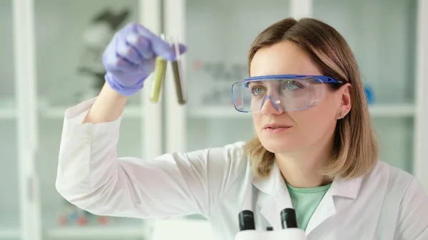 Chemikerin Schutzbrille Mit Reagenzgläsern Und Flüssigkeit Den Händen Labor Pharmazeutisches — Stockfoto