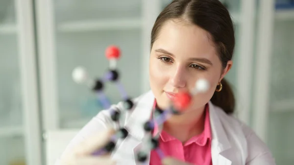 Γυναίκα Χημικός Επιστήμονας Μπροστά Από Μόριο Χημικό Εργαστήριο Έννοια Γενετικής — Φωτογραφία Αρχείου