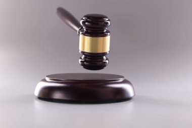 Mahkeme için tahta tokmak ya da gri arka planda açık artırma. Hüküm kararı ve yargı prosedürü kavramı