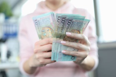 Kadınların elinde 100 ruble Belarus banknotları var. Belarus kavramında Ruble enflasyon ve yükselen fiyatlar