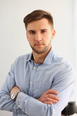 Gömlekli yakışıklı, genç ve dikkatli bir iş adamının portresi. İşletme danışmanı veya patron konsepti