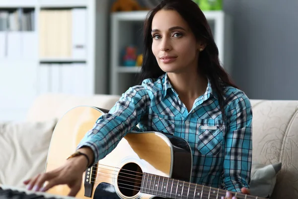 Талановита Молода Жінка Тримає Гітару Руках Вдома Жінка Практикує Грати — стокове фото