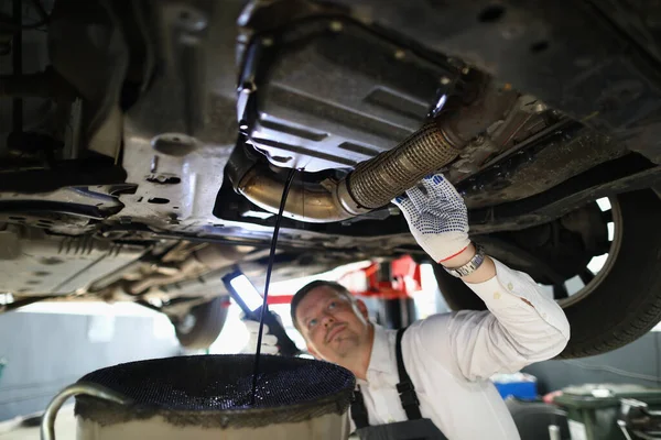 Reparador Mecánico Automóviles Inspeccionando Motor Del Coche Garaje Estación Servicio — Foto de Stock