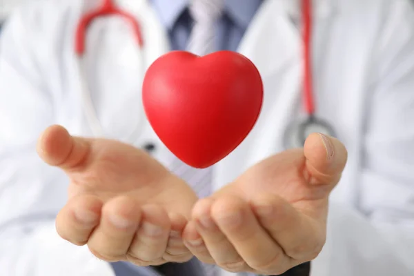Kardiolog Lub Terapeuta Trzyma Małe Serce Powietrzu Ubezpieczenie Medyczne Lub — Zdjęcie stockowe