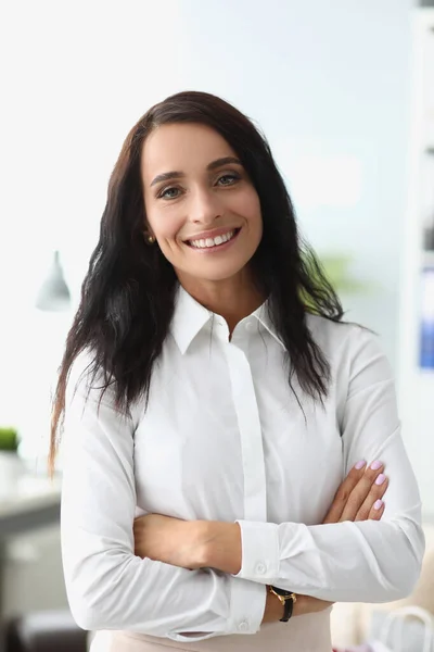 Portret Uśmiechniętej Pięknej Kobiety Białej Koszuli Doradca Biznesowy Pracownik Banku — Zdjęcie stockowe