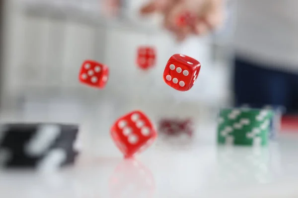 Pessoa Rola Dados Fichas Jogo Casino Conceito Sorte — Fotografia de Stock